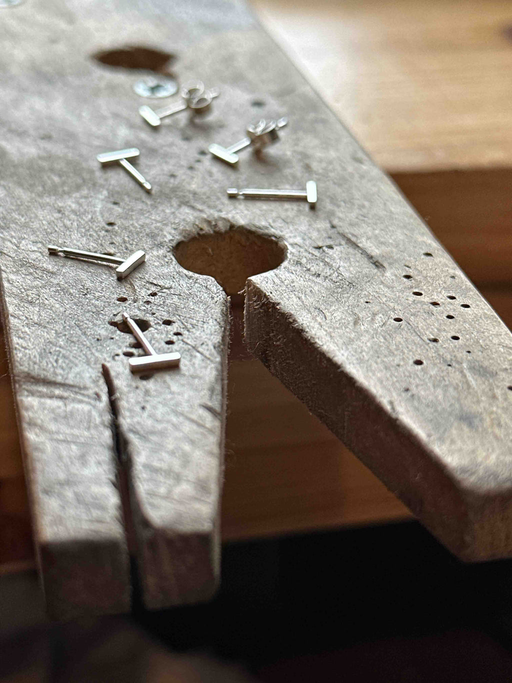 Line stud earrings