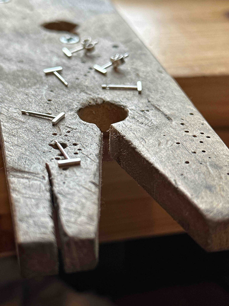 Line stud earrings